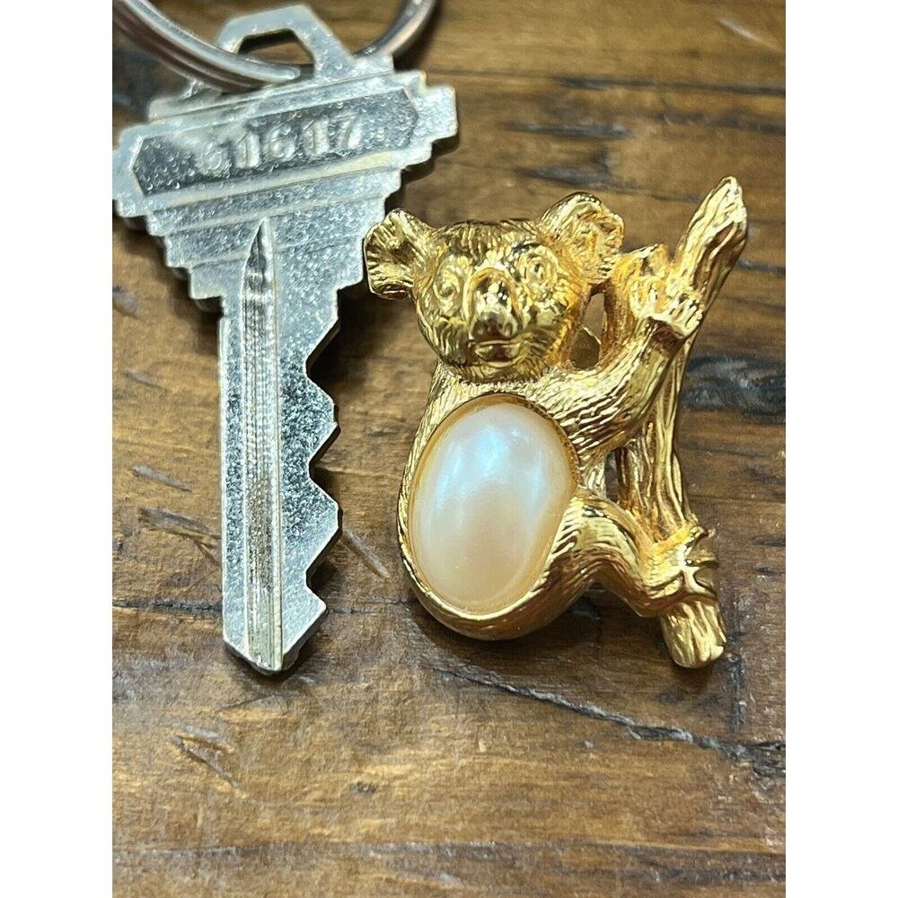 Avon Koala Bear Faux Pearl Accent Lapel Pin - Picture 8 of 8